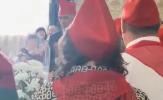 Ученики поздравили любимую учительницу с 80-летием спустя 52 года после выпуска