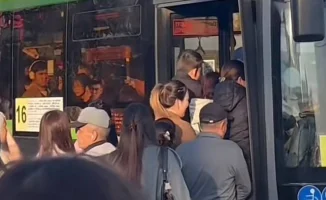 Алматинцы делятся видео о переполненных общественных остановках