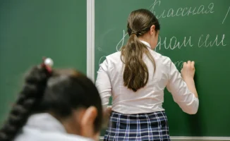 В Алматы разъяснили новые требования к школьной форме: разрешены футболки поло и кофты