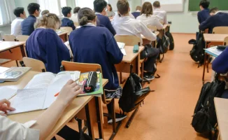 В Казахстане обсуждают отмену школьной формы: родители недовольны расходами
