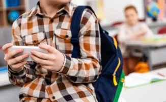 Казахстанские школы ограничивают смартфоны для повышения успеваемости