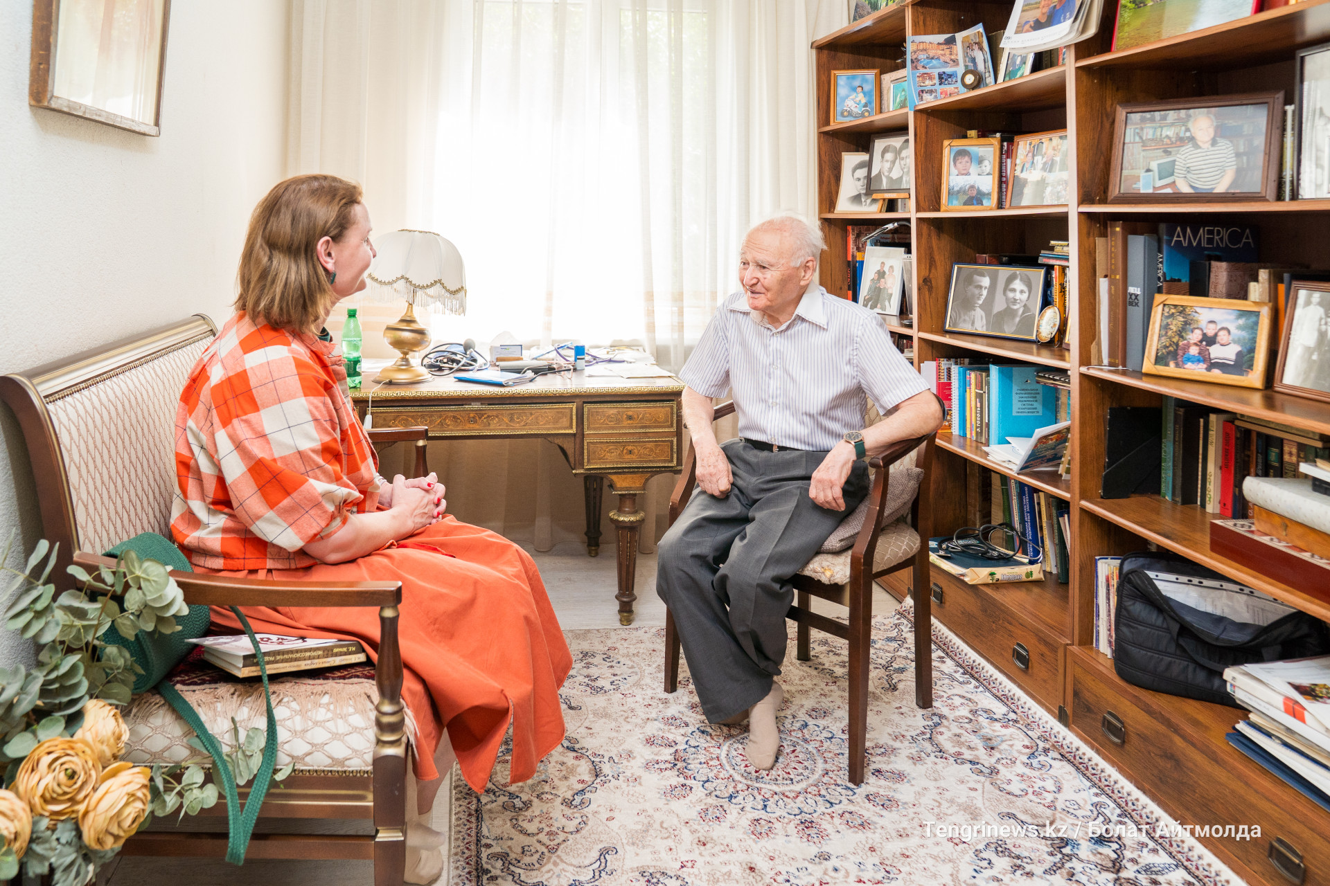 Журналист Оксана Акулова беседует с Михаилом Ефимовичем Зельцером.