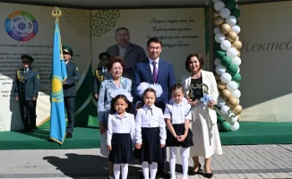 Аким Алматы поздравил школьников с Днем знаний в новой школе