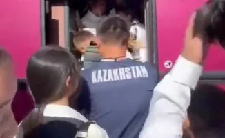 Школьники Алматы сталкиваются с трудностями в пути из-за переполненных автобусов