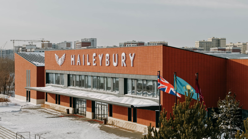 Школы как маяки: ведем подростков через океан искусственного интеллекта