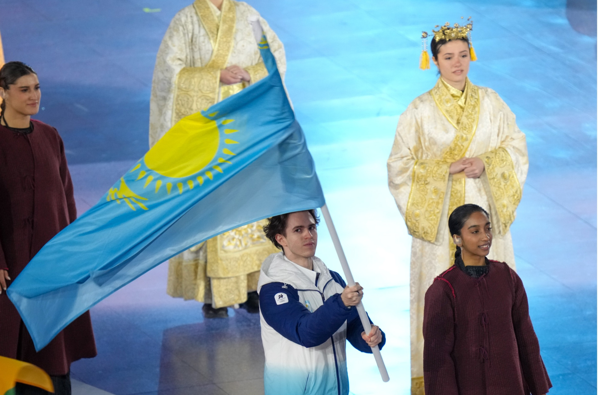 Михаил Шайдоров несет флаг на церемонии закрытия Олимпиады в Милане. Фото НОК Казахстана