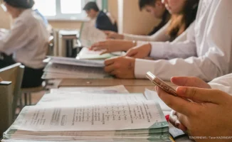 Казахстан: школьникам грозит смартфонный запрет на учебу