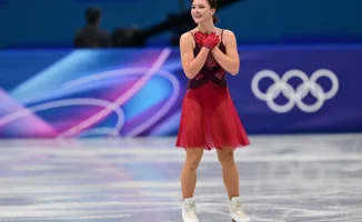 Звёздные поддержка: Николь Шерзингер поднимает Софью Самоделкину на Олимпийский пьедестал